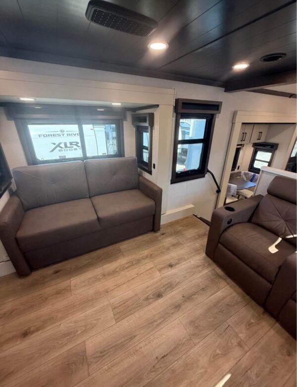 2018 Dutchmen Coleman LIGHT LX 1925BH Travel Trailer - Image 13