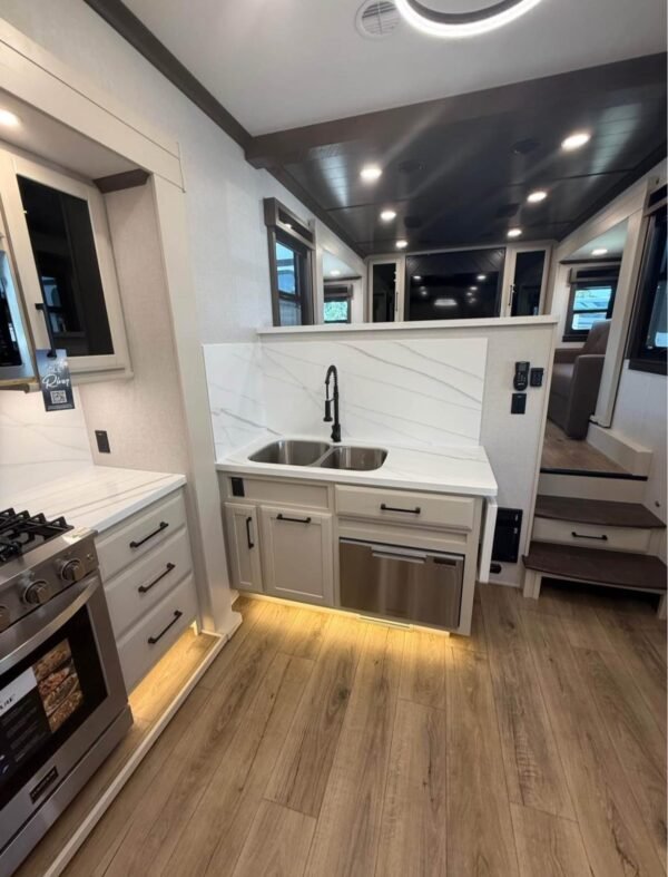 2018 Dutchmen Coleman LIGHT LX 1925BH Travel Trailer - Image 11