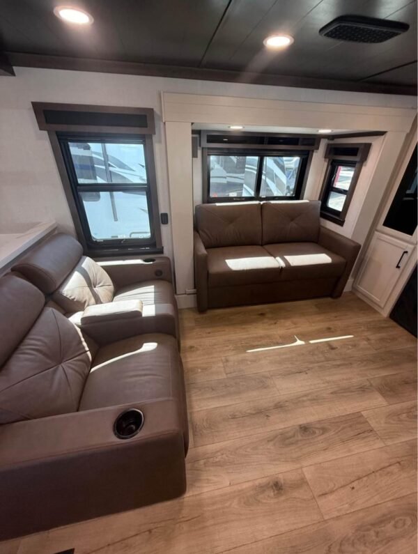 2018 Dutchmen Coleman LIGHT LX 1925BH Travel Trailer - Image 9