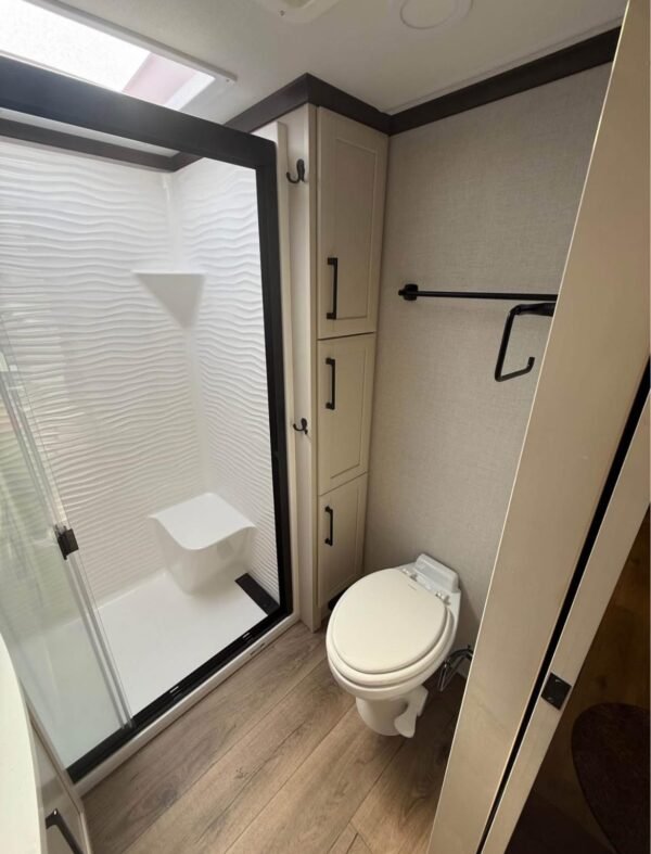 2018 Dutchmen Coleman LIGHT LX 1925BH Travel Trailer - Image 10