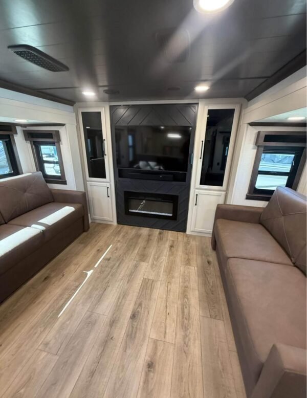 2018 Dutchmen Coleman LIGHT LX 1925BH Travel Trailer - Image 5