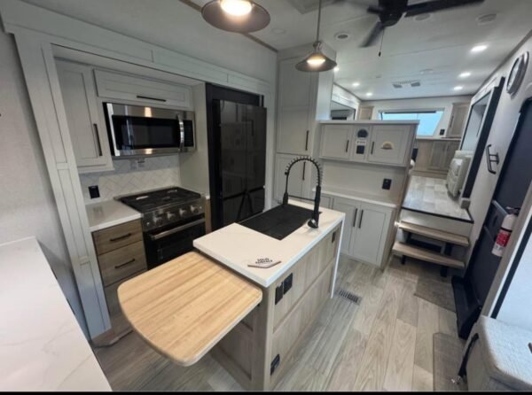 2018 Dutchmen Coleman LIGHT LX 1925BH Travel Trailer - Image 4