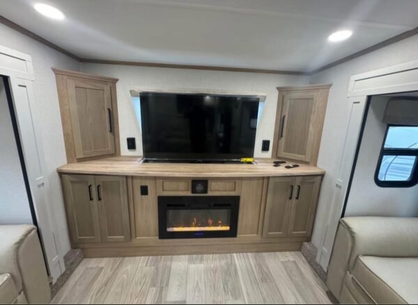 2018 Dutchmen Coleman LIGHT LX 1925BH Travel Trailer - Image 2