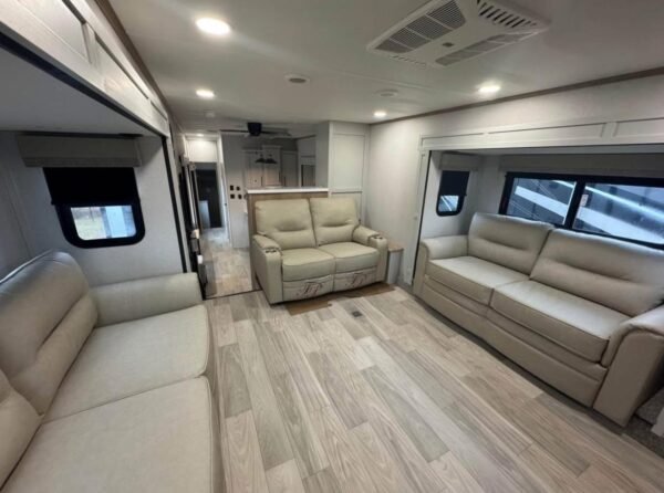 2018 Dutchmen Coleman LIGHT LX 1925BH Travel Trailer - Image 14